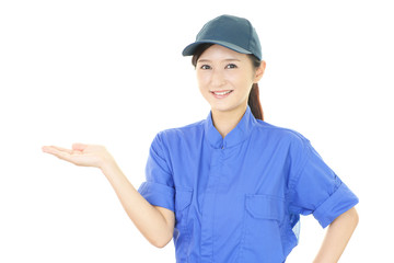 案内する笑顔の女性作業員