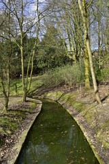 Le faux-ruisseau au printemps sous une éclaircie au parc Josaphat à Schaerbeek