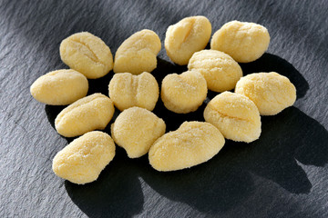 Gnocchi auf Schieferplatte