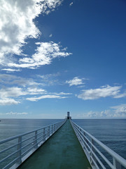 Fototapeta premium 一直線に伸びる桟橋