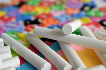 kreda i kolorowe literki © Pio Si