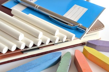 kreda i przybory szkolne © Pio Si