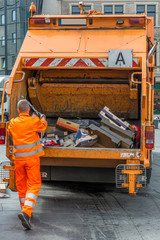 Müllauto der städtischen Müllabfuhr sammelt den Abfall ein