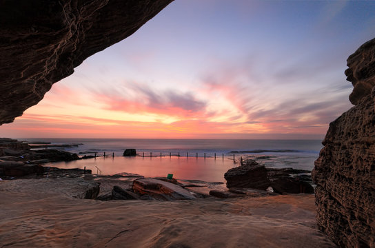 Fototapeta Pretty sunrise at Mahon Pool Maroubra