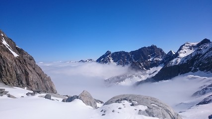 Fototapeta na wymiar Über den Wolken Blick vom Berg ins Tsl