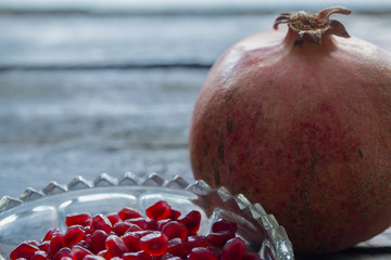 Granatapfel mit Kernen im Vordergrund