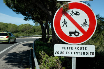 Panneaux route interdite aux piétons, cyclo, vélos et tracteurs