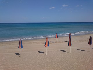 Strand mit geschlossenen Sonnenschirmen