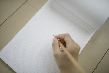 ノートと鉛筆　女の子の手　