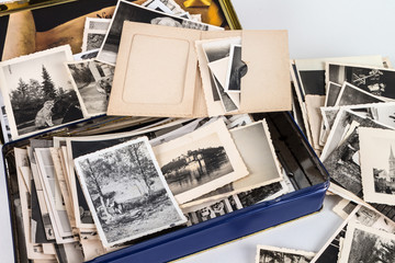 alte blechdose mit vielen alten bildern aus opas zeiten