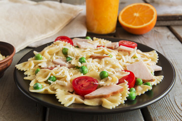 Pasta with ham and green peas tomato cheese