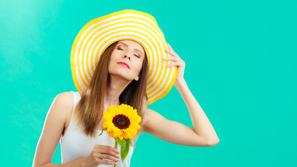 Obraz na płótnie Canvas portrait attractive woman with sunflower