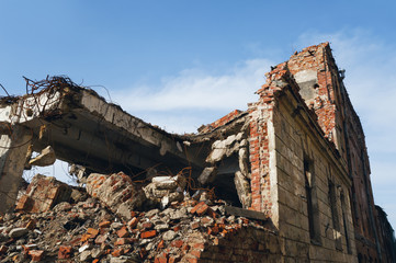 Fototapeta na wymiar Old destroyed building