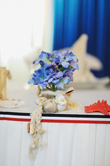 Букет из синих цветов с ракушками