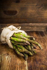 Spargel in einen Beutel auf einen Holz untergrund