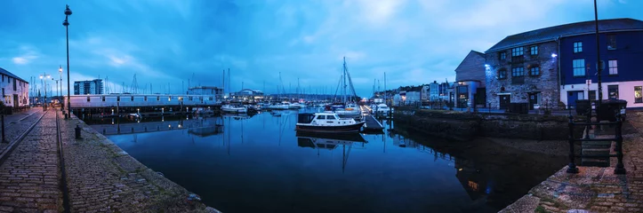 Photo sur Plexiglas Ville sur leau Vue panoramique sur le quai de la marina à Plymouth, Royaume-Uni au lever du soleil.