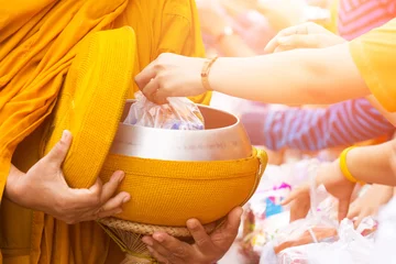 Voilages Bouddha offer food to monk