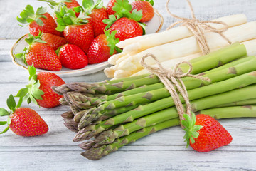 Erdbeeren und Spargel - Sorten auf Holz