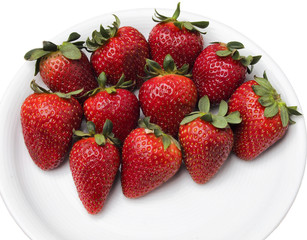 Fresas en un plato sobre fondo blanco