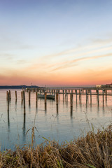 Fototapeta na wymiar Steg mit Boot am Chiemsee bei Sonnenuntergang