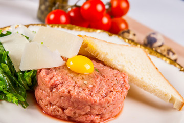 Beef tartare with bread
