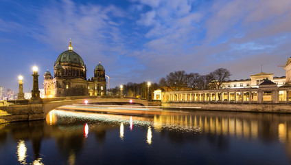 Berliner Dom an der Spree bei Nacht © moofushi