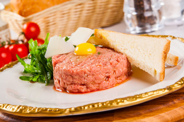 Beef tartare with bread