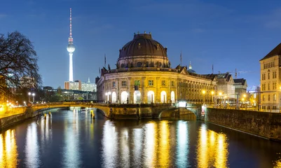 Berliner Bodemuseum bei Nacht © moofushi