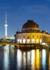 Bode Museum in Berlin bei Nacht mit Fernsehturm im Hintergrund © moofushi
