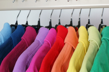 Einzelhandel - Kleiderstange mit bunten Shirts