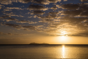 Fototapeta na wymiar Golden sunset over ocean