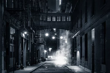 Crédence en verre imprimé New York Moody vue monochrome de Staple Street skybridge par nuit, à Tribeca, New York City