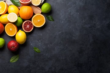 Schilderijen op glas Verse rijpe citrusvruchten. Citroenen, limoenen en sinaasappels © karandaev