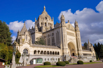 Basilique Sainte-Thérèse de Lisieux, Calvados, Normandie  - obrazy, fototapety, plakaty