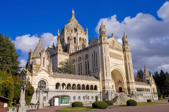 Basilique Sainte-Th&eacute;r&egrave;se de Lisieux, Calvados, Normandie 