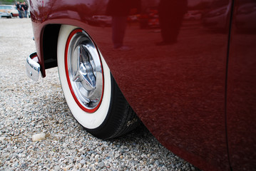 Roter Cadillac mit Weisswandreifen