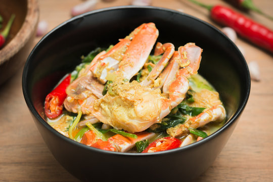 Stirred Fried crab in yellow curry