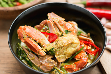 Stirred Fried crab in yellow curry