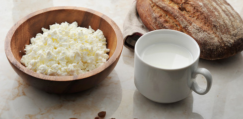 Obraz na płótnie Canvas cottage cheese in a wooden bowl