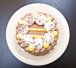 Meringue cake with cream