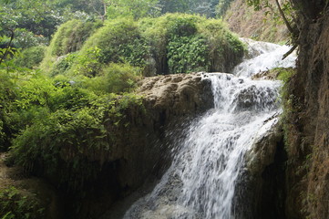 Небольшой водопад в дикой местности Таиланда