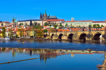 Fototapeta na wymiar Charles Bridge (Karluv Most) and Prague Castle, Czech Republic