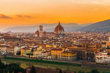 Blick auf den Sonnenuntergang von Florenz und Duomo. Italien