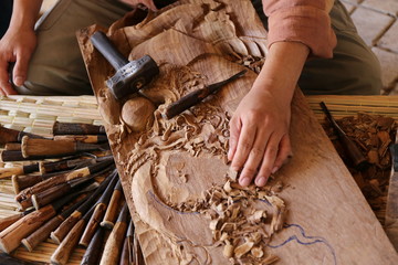craftsman carving wood - 107704541