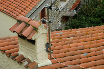 Antenne r&acirc;teau de t&eacute;l&eacute;vision fix&eacute;e &agrave; une chemin&eacute;e sur un toit