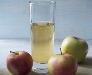Apple juice and apples 