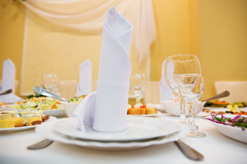 Fototapeta premium Restaurant table with glasses, napkins and cutlery