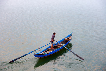 Obraz premium Fisher man come home in O Loan lagoon, Phu Yen, Vietnam