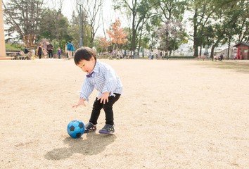 サッカーボールを蹴る男の子