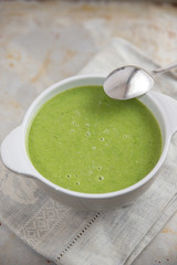 Grüne Frühlingssuppe